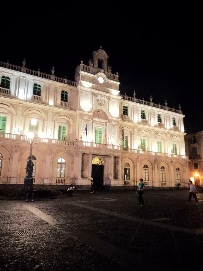 Suite Il Letto Sotto Il Tetto Catania Exterior photo