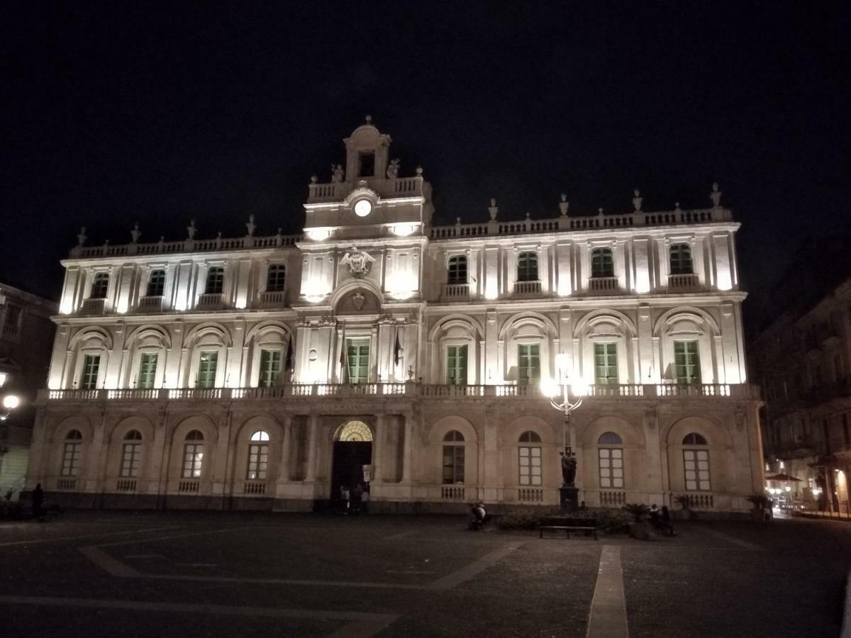 Suite Il Letto Sotto Il Tetto Catania Exterior photo