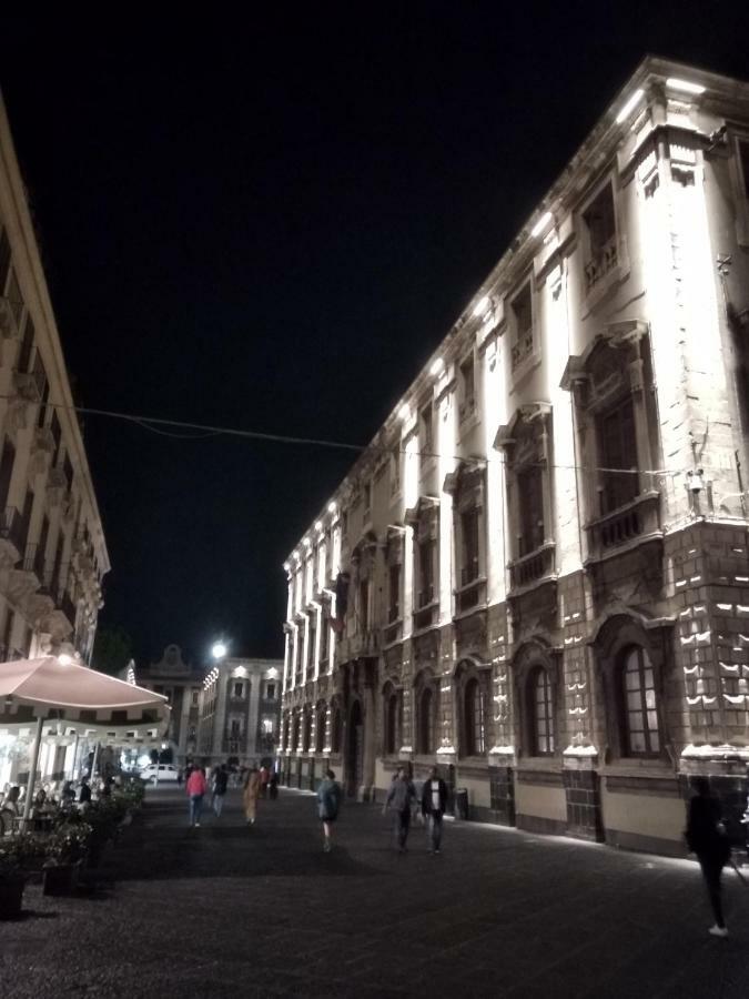 Suite Il Letto Sotto Il Tetto Catania Exterior photo